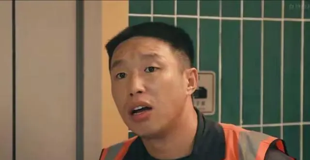 烧饼凭《低智商犯罪》成全剧演技焦点，科班主演表现引观众质疑 | 情报图