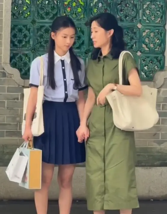 网红七七（赵钰琪）出演《但愿人长久》，饰演萨日娜孙女、刘敏涛之女 | 细节速览