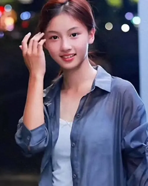 网红七七（赵钰琪）出演《但愿人长久》，饰演萨日娜孙女、刘敏涛之女 | 相关图片